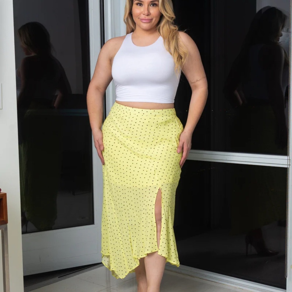 Plus Size Yellow Polka Dot Asymmetrical Skirt w/ Front Thigh Slit & 1/2 Lining